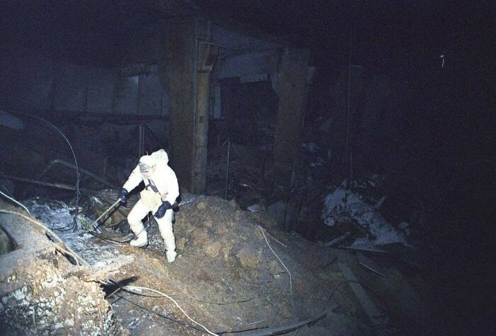 Samotny naukowiec zstępujący w radioaktywny mrok Czarnobyla, 1986