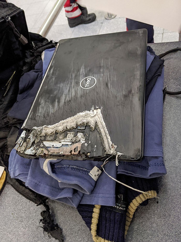 "Laptop przejechany przez wózek bagażowy"