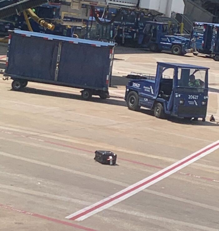 "Bagaż zostawiony na lotnisku"
