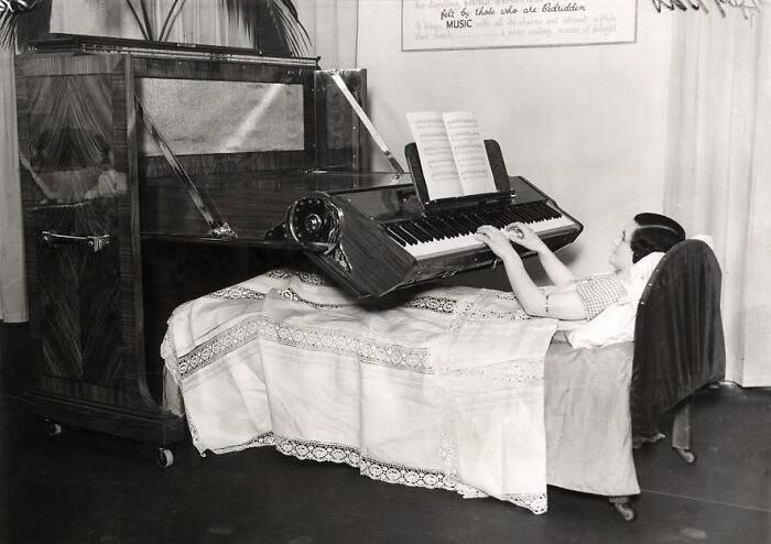 "Pianino zaprojektowane dla osób zmuszonych do leżenia w łóżku, Wielka Brytania, 1935"