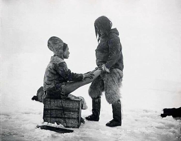 "Inuit ogrzewający stopy swojej żonie, Grenlandia, 1890"
