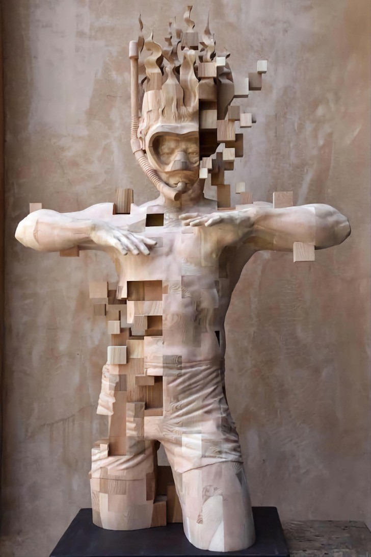 „Drewniana rzeźba nurka z rozpikselowanymi elementami”