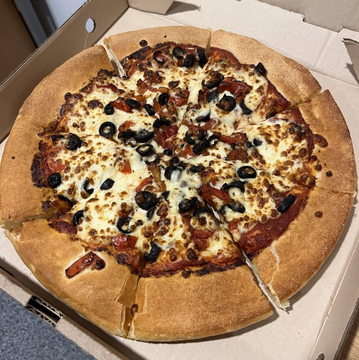 "Zastanawiałem się  jaką pizzę zamówić - małą czy dużą. Okazało się, że w sumie dostałem obie w jednej."