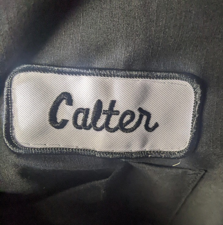 "Moje koszule do pracy nareszcie dotarły. Szkoda tylko, że ze złym imieniem. Nazywam się Carter."