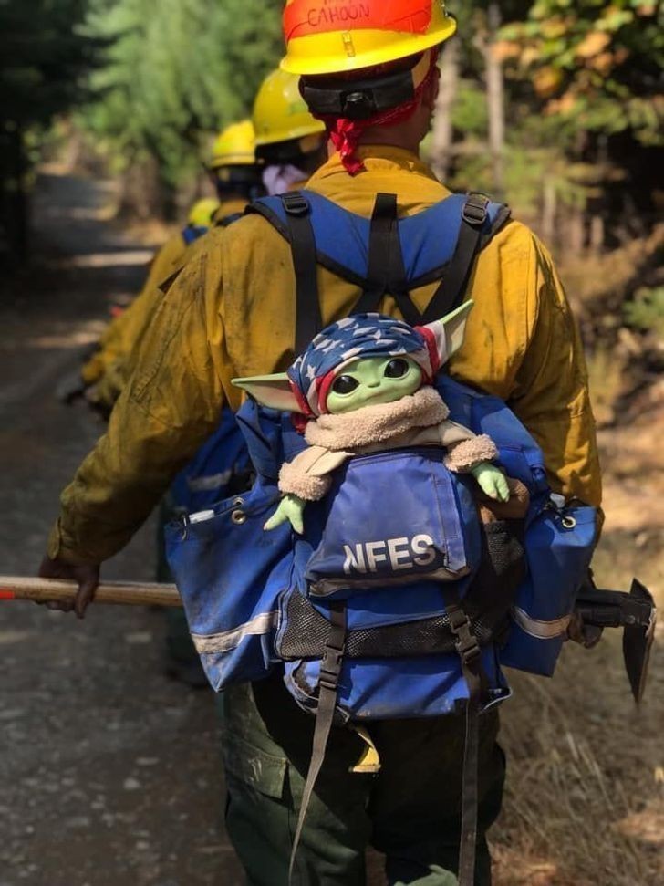 2. 5-letni chłopiec podarował oregońskim strażakom swojego małego Yodę, który teraz towarzyszy im podczas pracy.