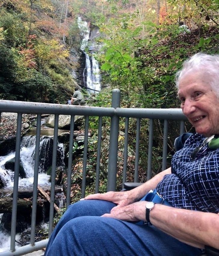 4. "To była niełatwa wycieczka, ale udało nam się zabrać naszą 93-letnią mamę w miejsce, w którym zobaczyła pierwszy wodospad w życiu."