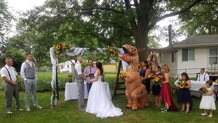 2. Druhna przyszła na ślub swojej siostry w stroju dinozaura, po tym jak panna młoda powiedziała, że może założyć "co chce".