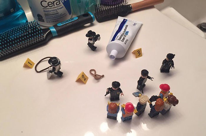 3. "Mój brat posprzątał i uporządkował naszą łazienkę w zeszłym tygodniu. Gdy wczoraj przypadkiem zostawiłam parę rzeczy na wierzchu, brat zaaranżował tę scenkę z użyciem swoich Lego."