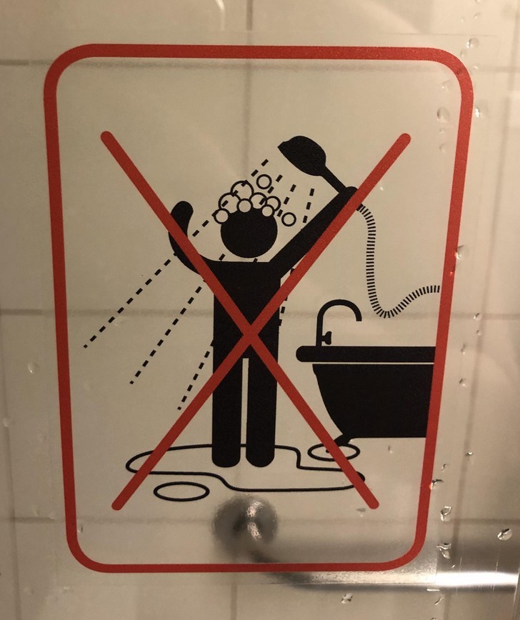 "Znak obok prysznica w hotelu w Pradze"