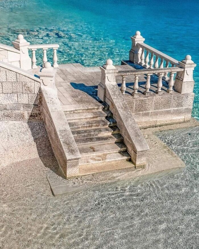 "Eleganckie schody prowadzące bezpośrednio do morza, Artatore, Chorwacja"