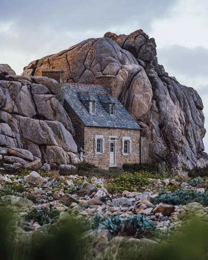 "Chatka między skałami, Francja"