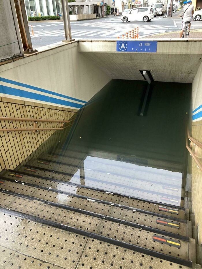 "Wejście do metra zalane po niedawnych opadach, Shizuoka, Japonia"