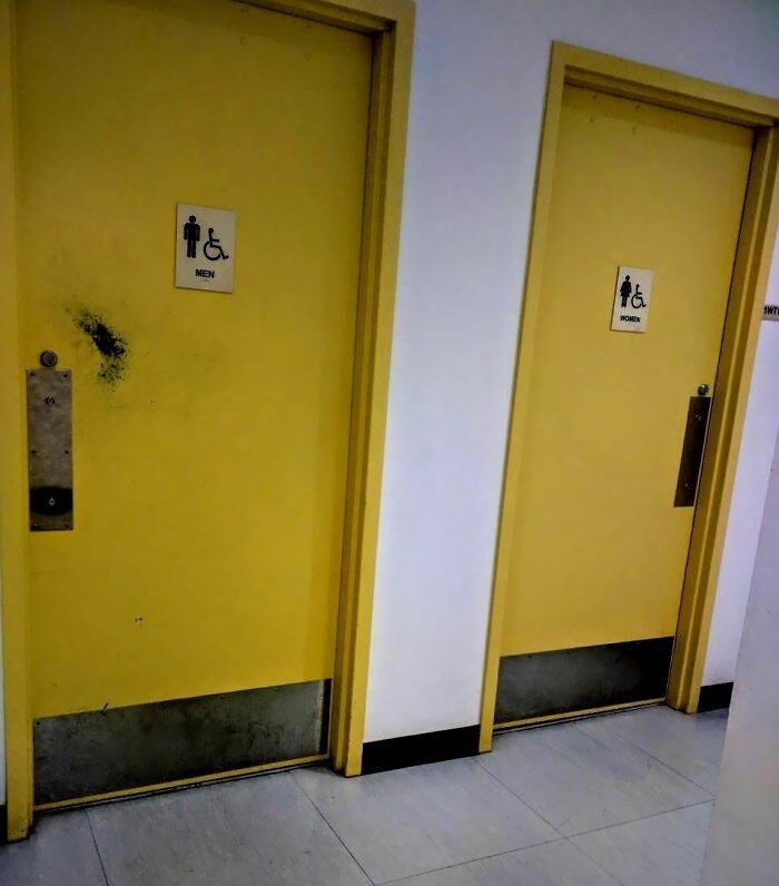 15. "Toalety na moim uniwersytecie na wydziale inżynierii"