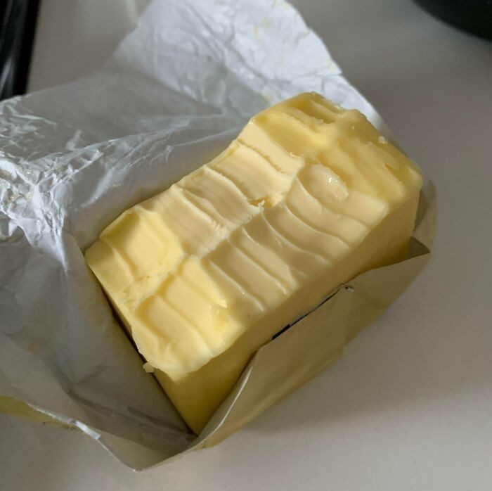 "Moja współlokatorka gryzie masło i upuszcza je na patelnię podczas smażenia."