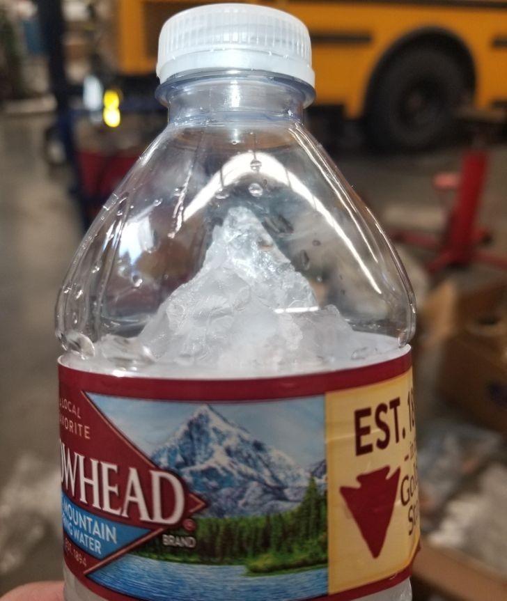 5. "Ta butelka wody stworzyła górę, która ją reklamuje."