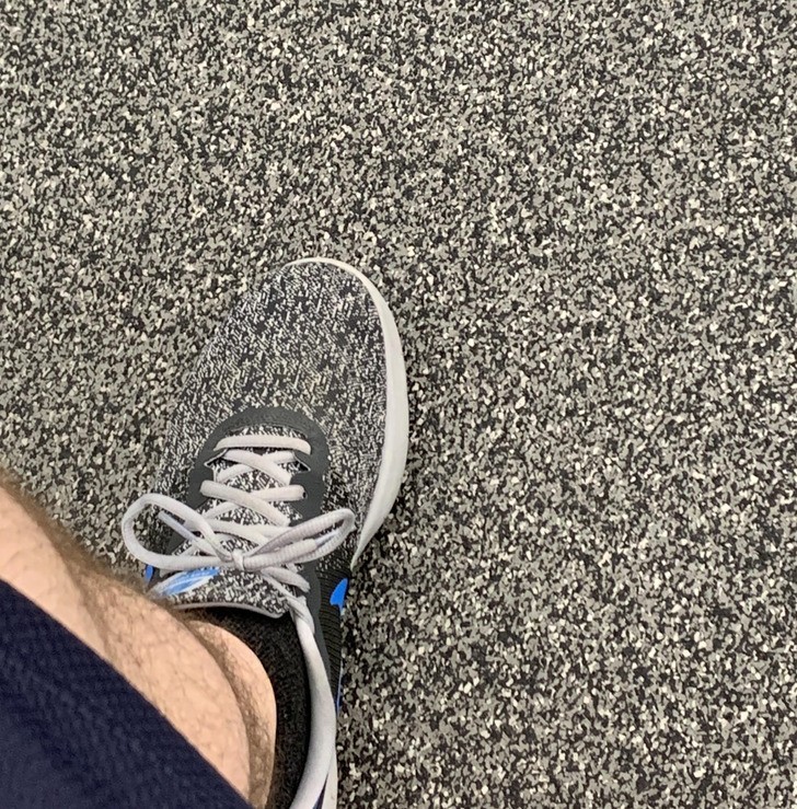 "Moje sneakersy na tle podłogi na siłowni"