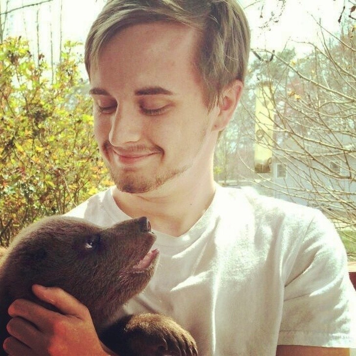 3. "Poznałem dziś małego niedźwiadka. Chyba mnie polubił."