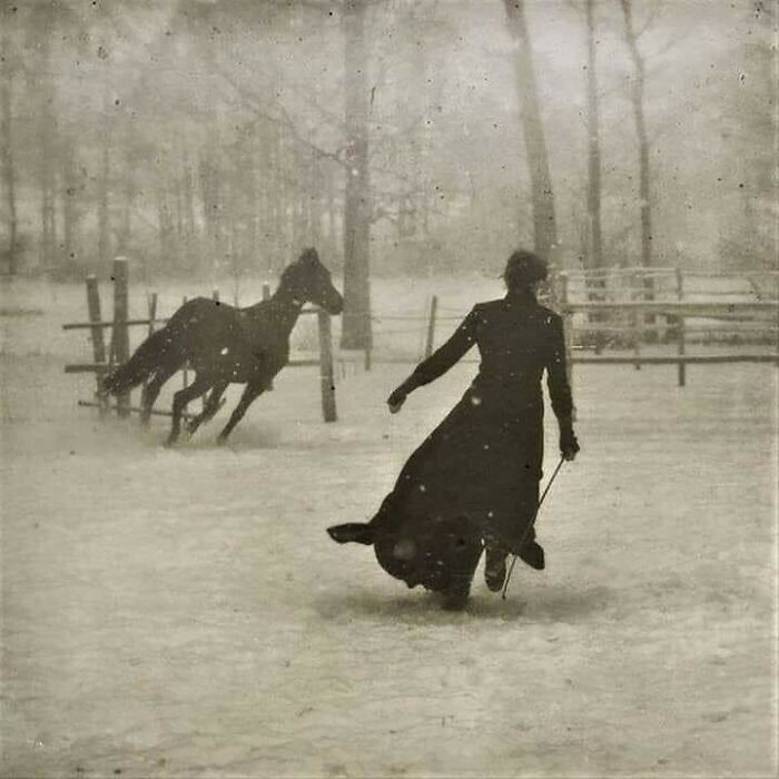 Kobieta trenująca konia. Zdjęcie autorstwa Félixa Thiolliera, 1899