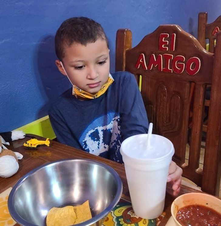7. "Byliśmy w meksykańskiej restauracji. Mój syn zapytał czy woda w jego kubku również jest meksykańska."
