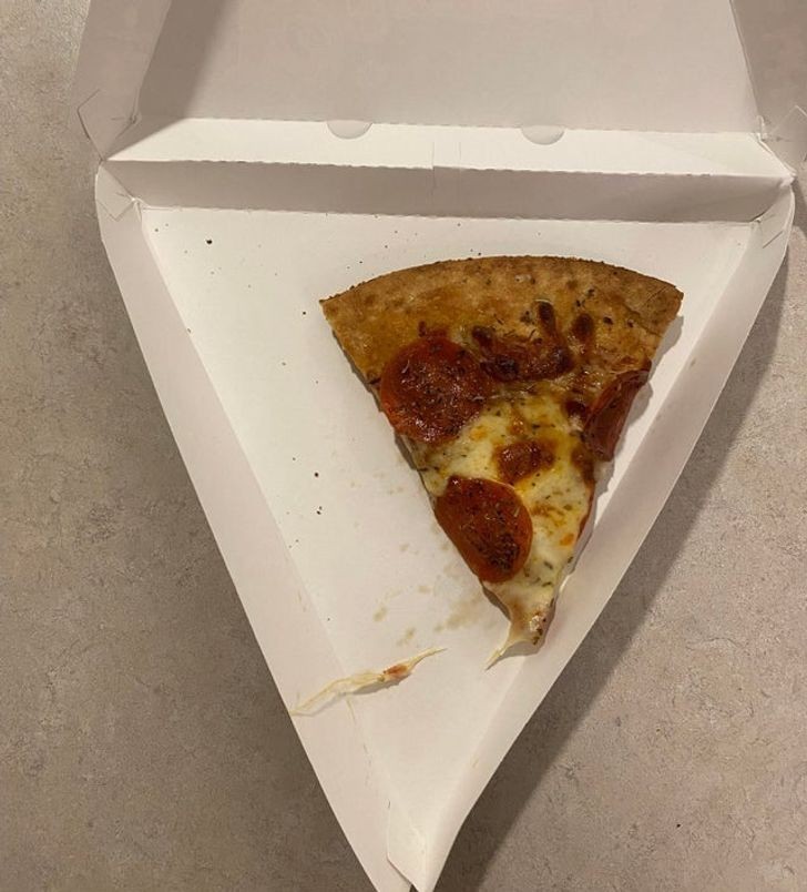 13. "Stołówka na mojej uczelni uważa, że $9.50 za taki kawałek pizzy to uczciwa cena."