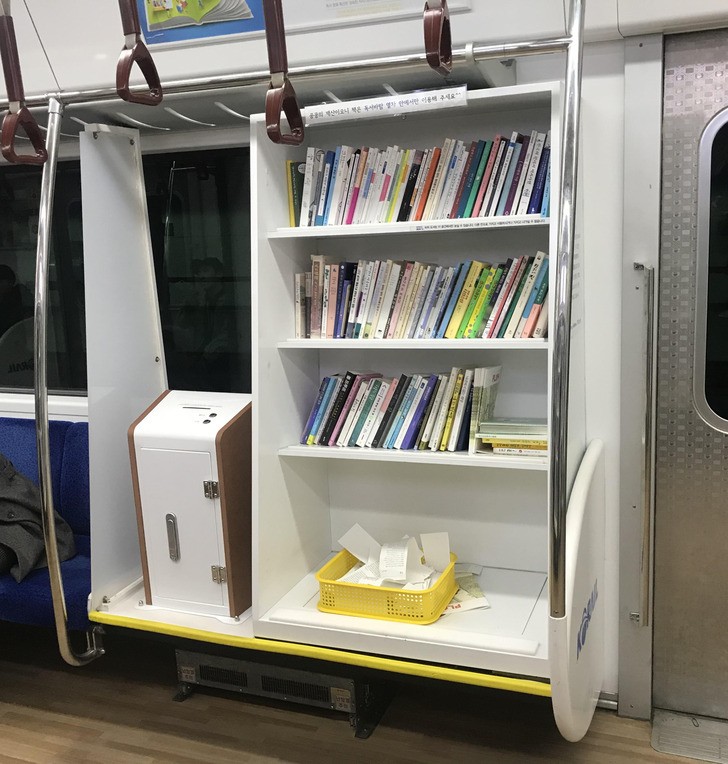 "Metro w Seulu ma swoją własną mini biblioteczkę."