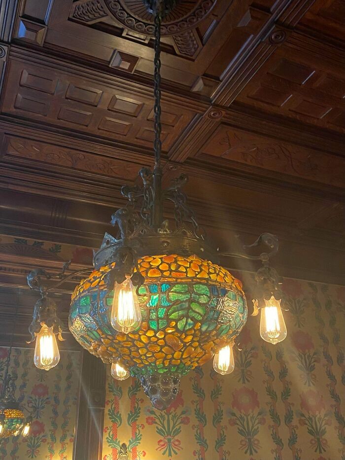"Zabytkowa lampa w domu wybudowanym w 1921 roku"