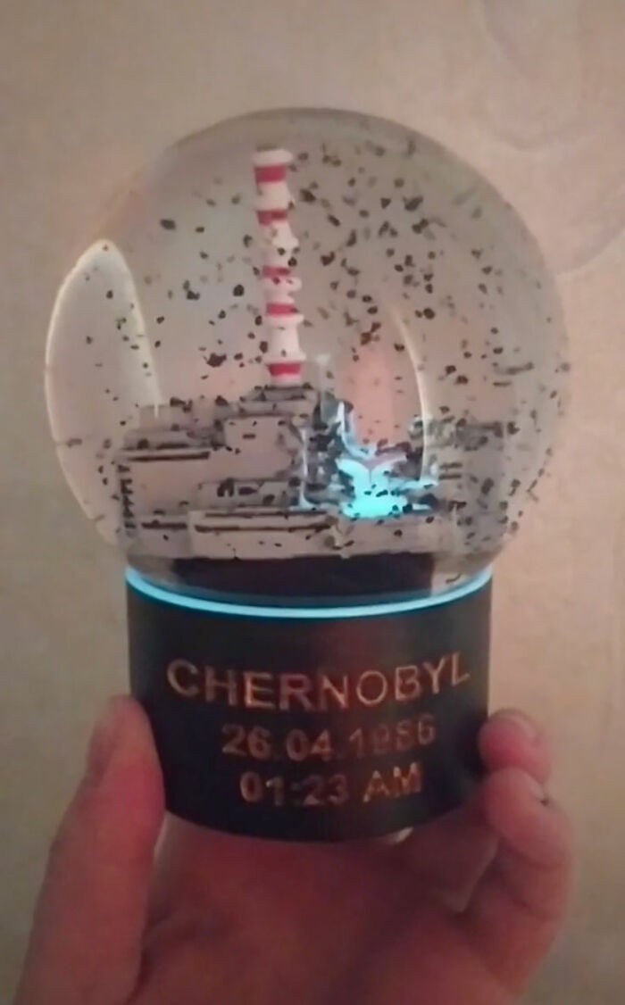 14. Kula śnieżna inspirowana katastrofą w Czarnobylu