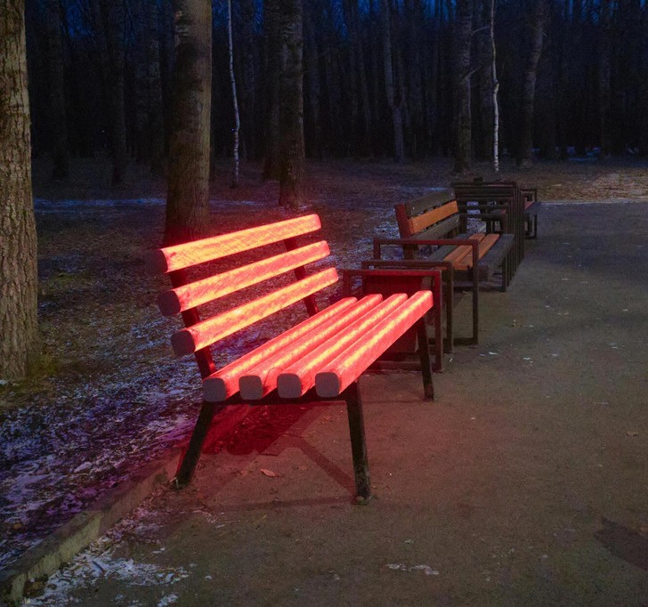 "Ta ławka w parku wygląda jakby była zrobiona z metalu rozgrzanego do czerwoności."