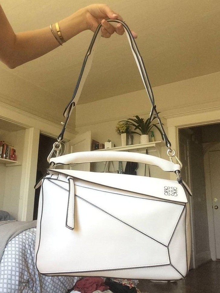 4. „To torebka Loewe, sprzedawana za $2,590. Znalazłam ją w lumpeksie, w idealnym stanie. Dałam za nią $20.”