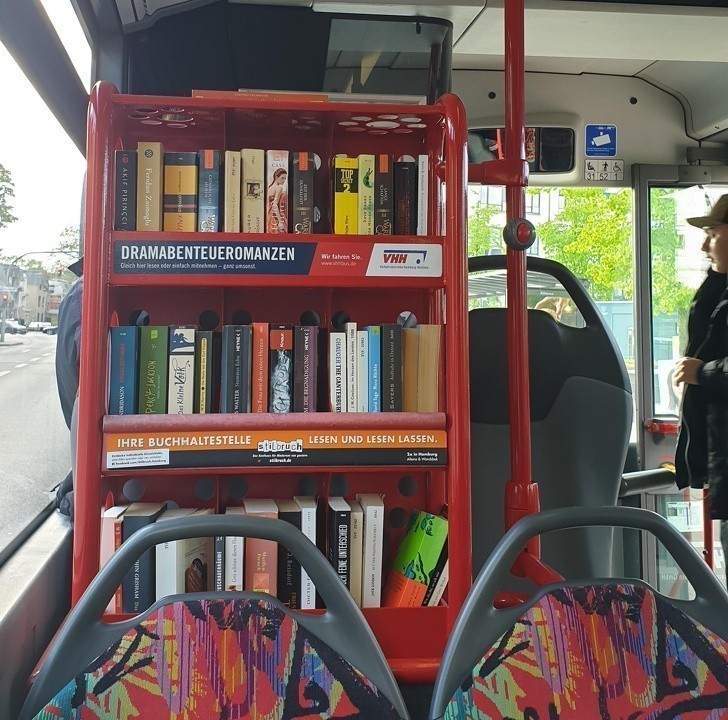 3. Biblioteczka w autobusie to świetny sposób na uprzyjemnienie podróży.