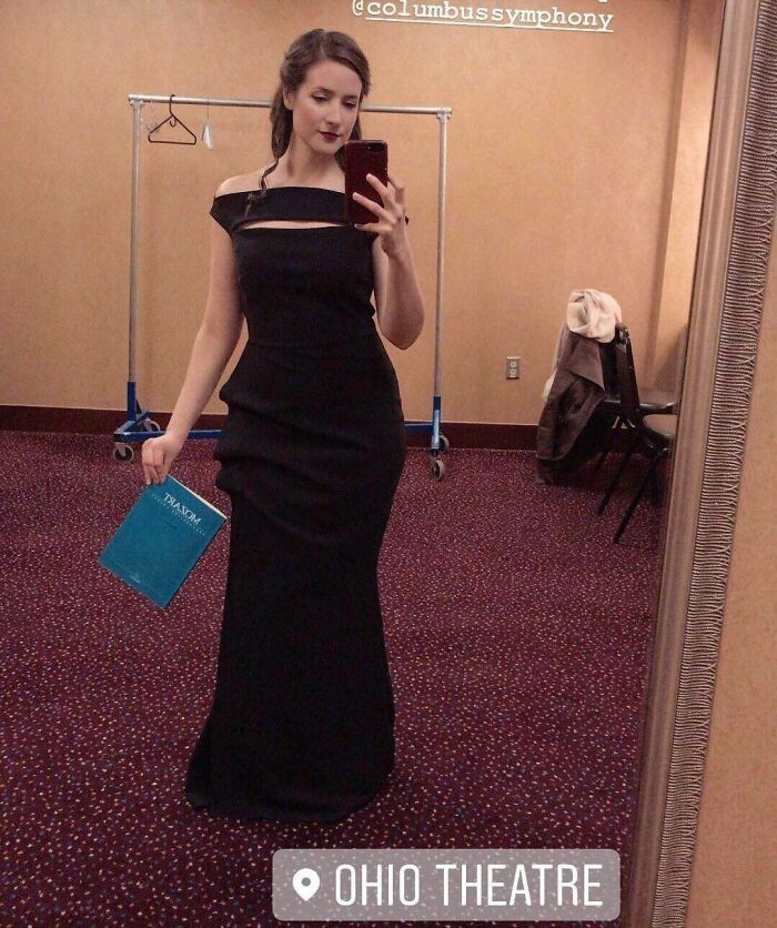 "Jestem śpiewaczką operową. Zgadnijcie kto znalazł tę wartą 1000 dolarów suknię od Chiara Boni wycenioną na 15 dolarów w lumpeksie."