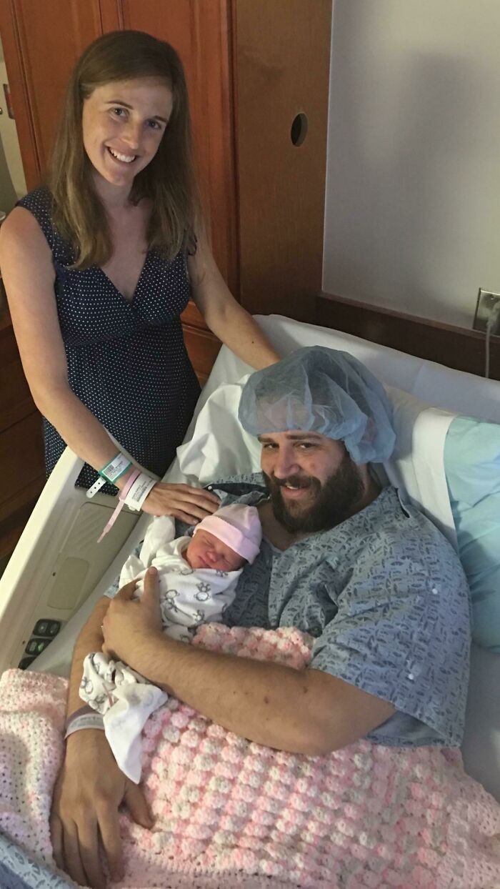 1. "Nasze pierwsze zdjęcie z dzieckiem. Moja żona wyglądała niezwykle chudo 24 godziny po porodzie, więc zażartowałem, że to ja wyglądam jakbym właśnie urodził dziecko. Postanowiliśmy się zamienić."
