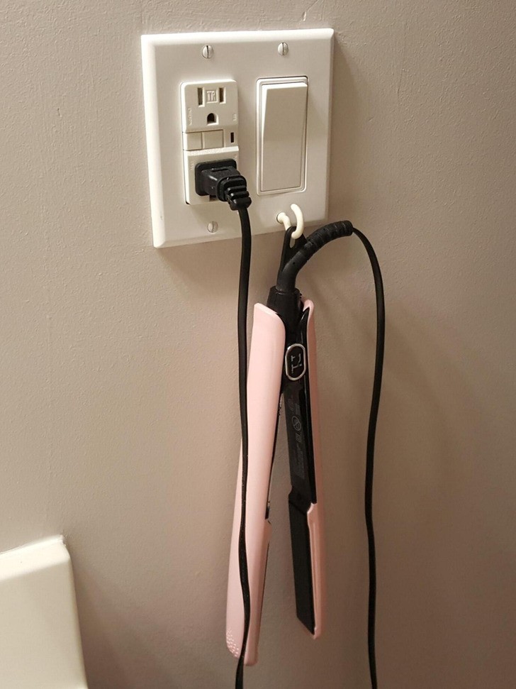 "Zmodyfikuj gniazdko elektryczne, by nie zagracać blatu łazienkowego urządzeniami wymagającymi prądu."
