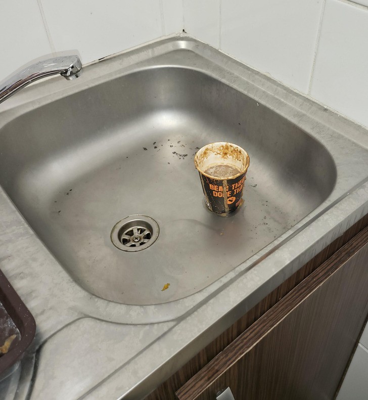 "Ktoś w pracy zostawił kubek kawy w zlewie, zamiast go wyrzucić."