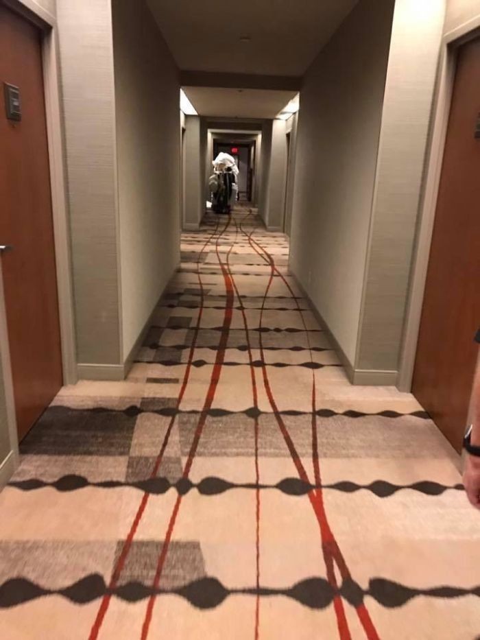 13. "Wygląda na to, że wózek hotelowy przejechał kogoś i zostawił krwawe ślady na korytarzu."