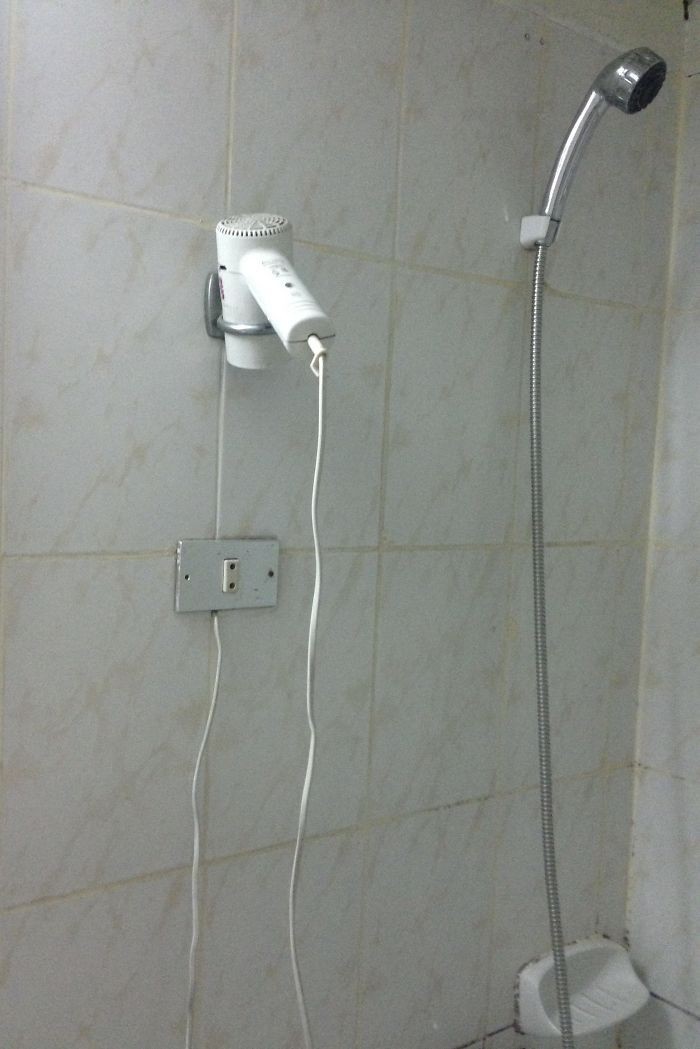 17. "Suszarka zawieszona obok prysznica w hotelu w Kairze"