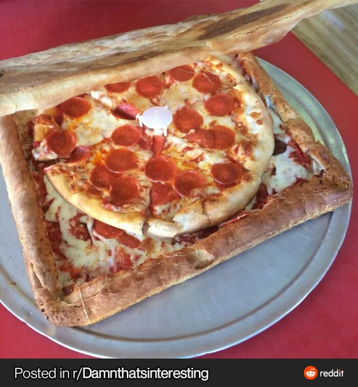 Pizza wewnątrz kartonu z pizzy
