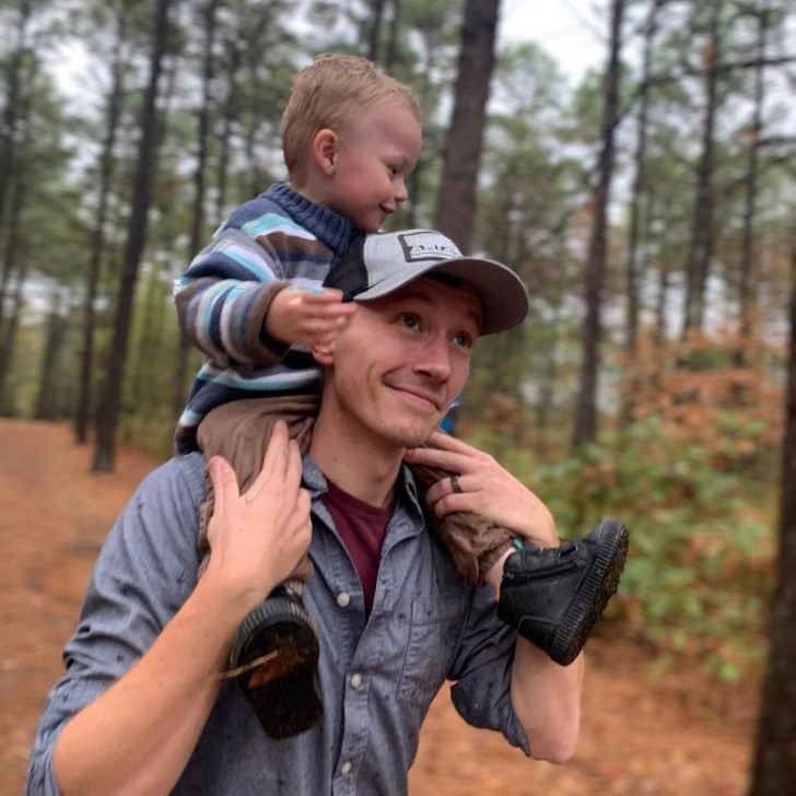 "Udawanie, że wszystko jest w porządku nie jest łatwe, ale na zawsze zostaną mi te piękne momenty. Mój synek uwielbia jesienne spacery po lesie, tak jak jego tata."