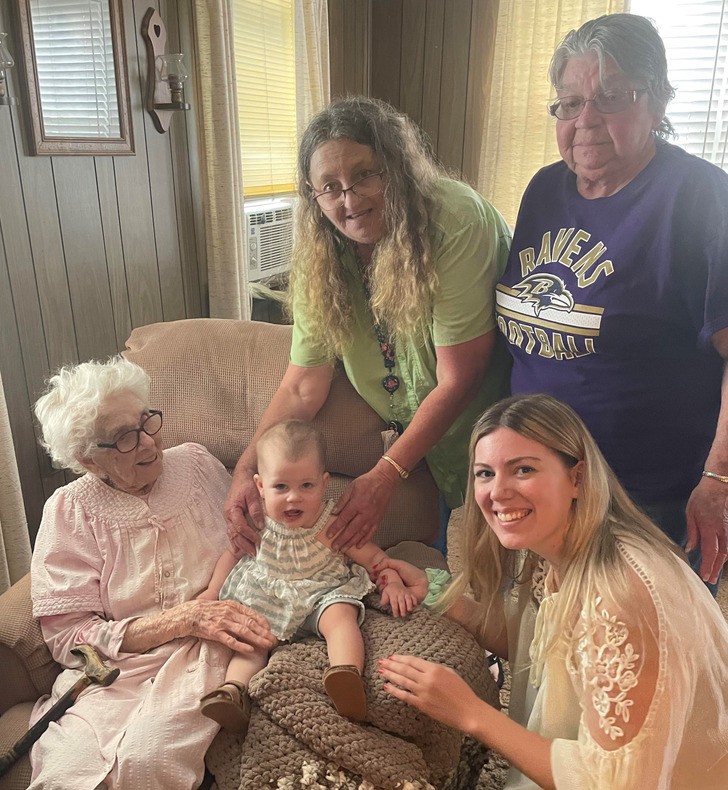 "Moja córka (1 rok) i jej pra-prababcia (101 lat), babcia (59 lat), prababcia (82 lata) i mama (29 lat)"