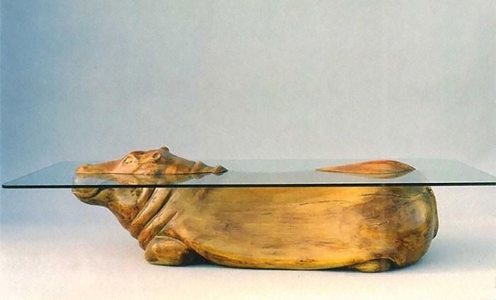 8. Stolik z podstawką w kształcie częściowo zanurzonego hipopotama