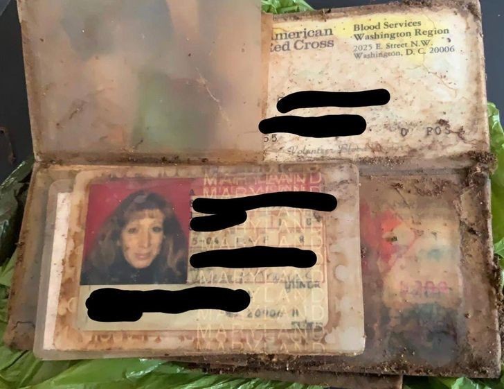12. "Torebka mojej mamy została skradziona w latach 80'. Dziś ktoś zgłosił się do niej po znalezieniu torebki głęboko w lesie."