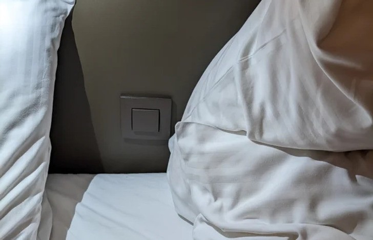 "Przełącznik światła w pokoju hotelowym umieszczony za poduszkami. Nie ma to jak przypadkowo włączyć światło podczas snu."