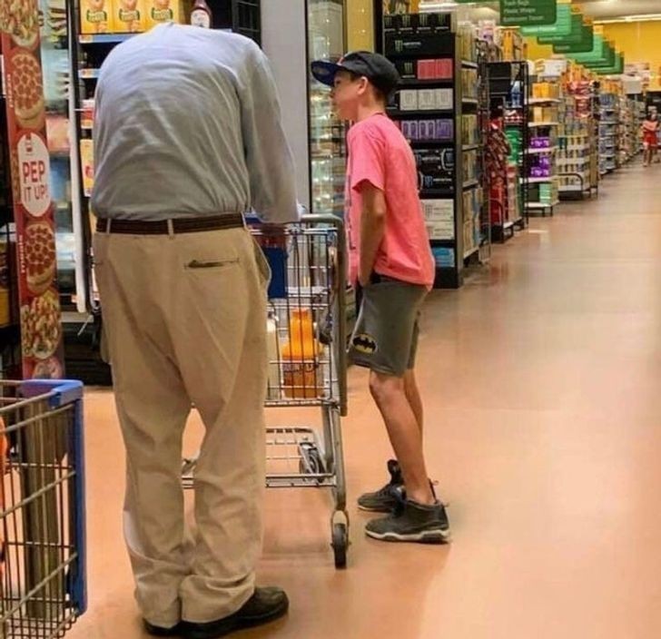 12. "Ten chłopak zobaczył starszego mężczyznę mającego problemy z zakupami ze względu na uraz szyi. Pomógł mu z całą listą zakupów."