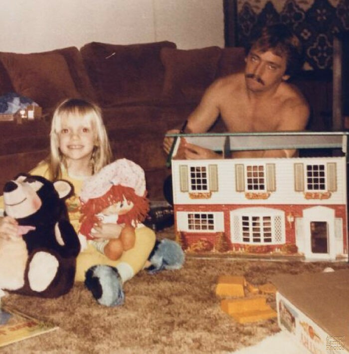 "Ja i mój tata, świąteczny poranek 1982. Mama stwierdziła, że prawdopodobnie miał kaca."