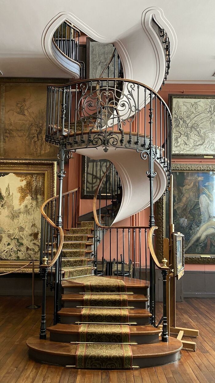 16. Spiralne schody w muzeum Musée Gustave Moreau, Paryż