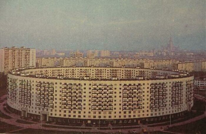 19. Pierwszy z dwóch okrągłych bloków wybudowanych w Moskwie. 9 pięter, 936 mieszkań. Późne lata 70'.