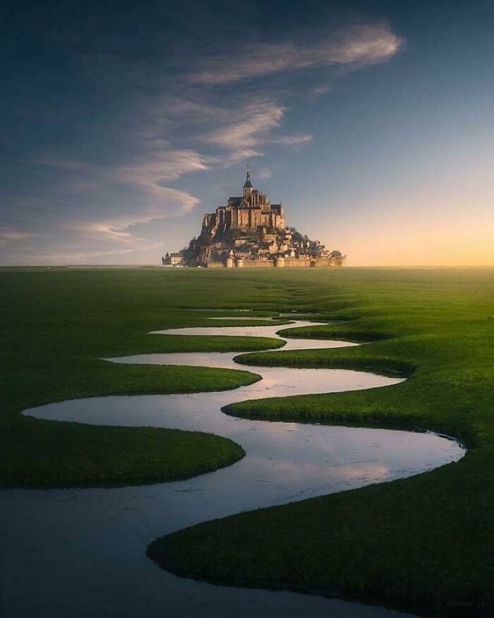 3. Mont-Saint-Michel, Francja