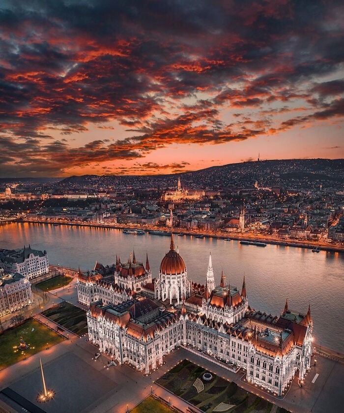 9. Budynek węgierskiego parlamentu, Budapeszt