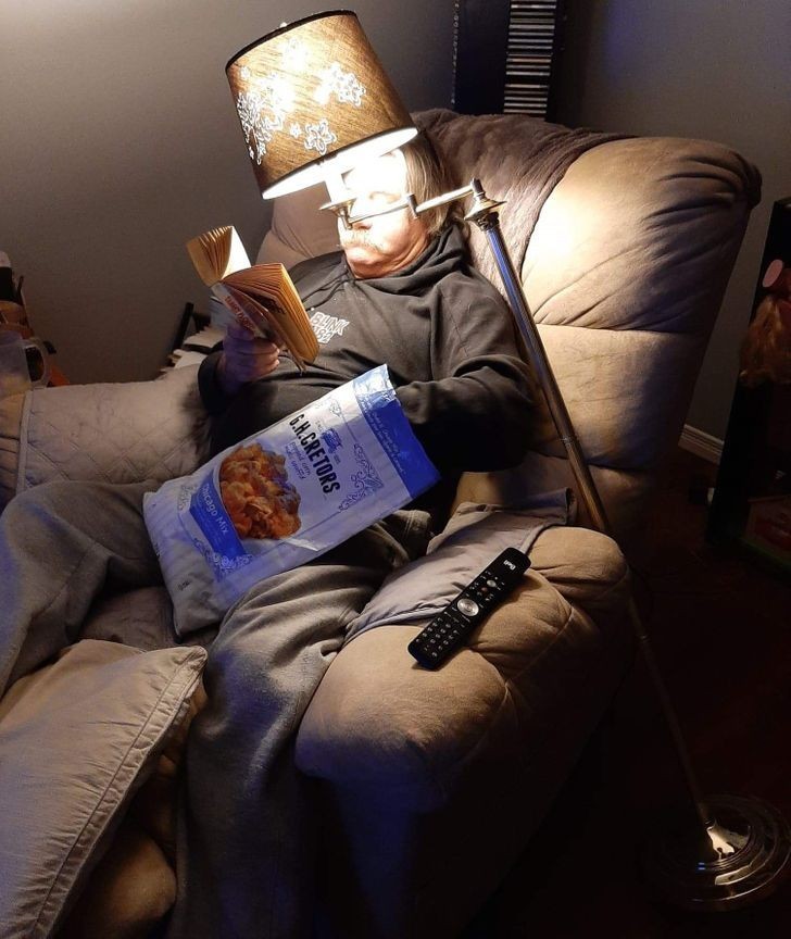 14. "Oto jak mój tata czyta książki."