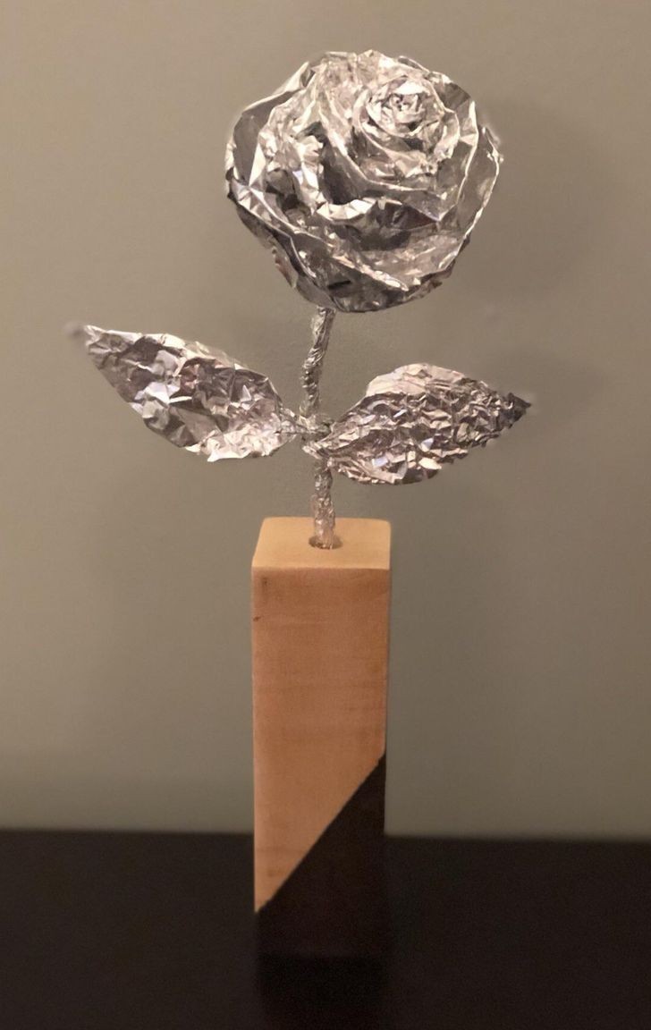 7. "Aluminiowa róża, którą zrobiła dla mnie żona z okazji naszej dziesiątej 'aluminiowej' rocznicy"